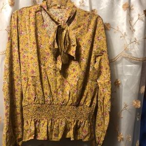 Beautiful blouse can be wear with jeans skirt etc